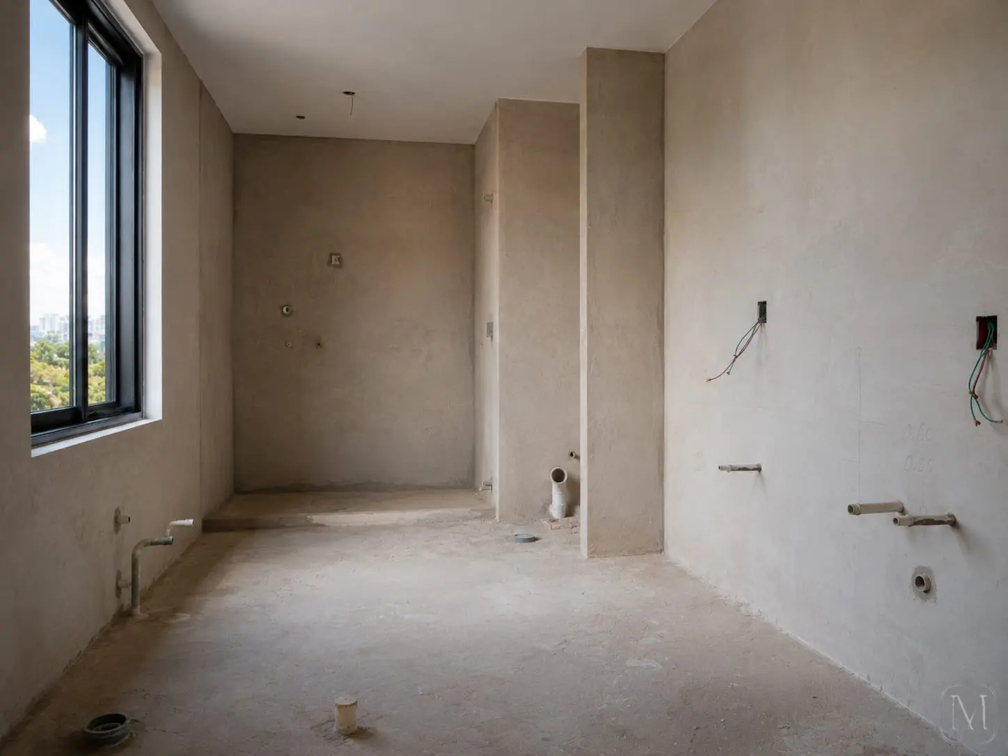 Antes do banheiro, espaço em obra aguardando transformação